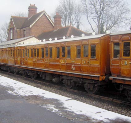 Met coaches at Sheffield Park, Dec 2005 - Andrew Strongitharm