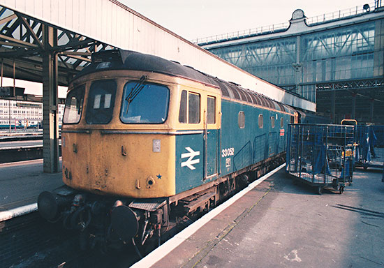 33052 'Ashford' at Waterloo - Jon Biglowe - 14 May 1988