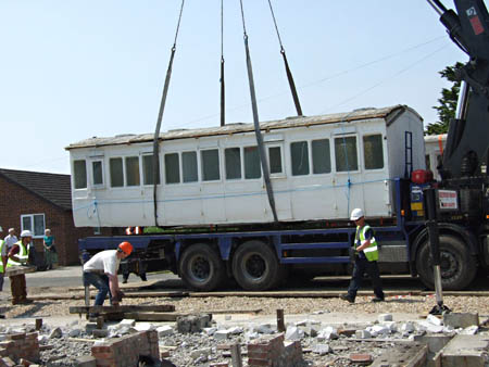 992 being lowered onto the lorry - Trevor Tupper - 21 May 2008