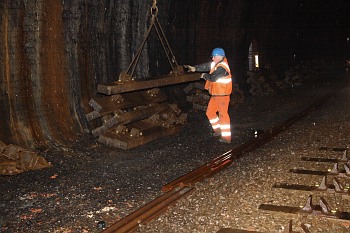 Stacking sleepers to the side of the tunnel